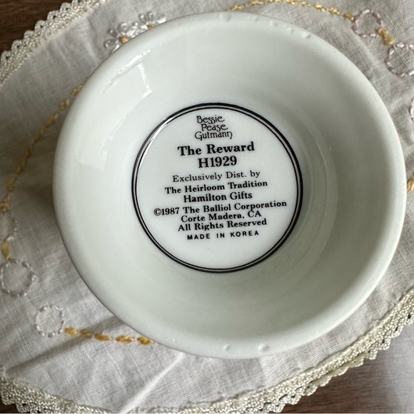 1987 Bessie Pease Gutmann Footed Mug Girl With Dog "THE REWARD" #H1929 - Picture 6 of 6